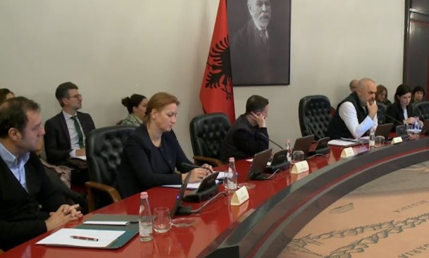 Ndalohen fondet per veprimtari social kulturore: Nuk do kete shperblime e darka fundviti